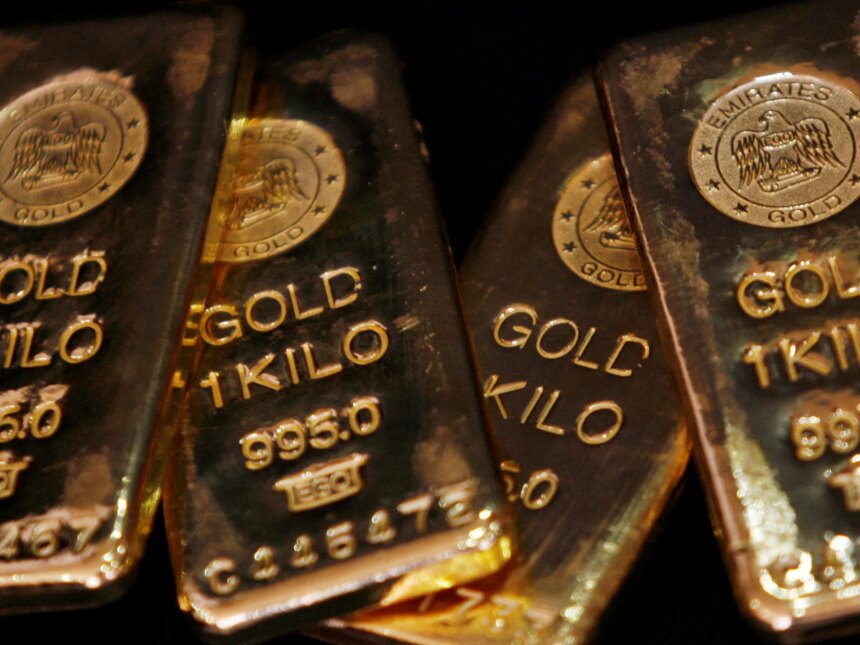 Guld faller mitt i stigande oljepriser och högre amerikanska dollar

