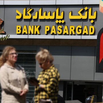Hur flyttar iranier pengar utomlands för att undvika amerikanska sanktioner?


