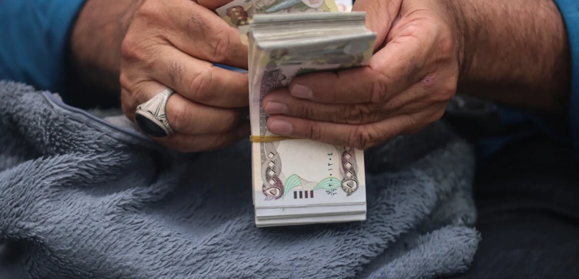 Irak devalverar dinarer för att lindra kontantkrisen, vilket lämnar handlare Irak devalverar dinarer för att lindra kontantkrisen, vilket lämnar handlare i limbo