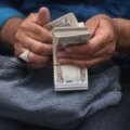 Irak devalverar dinarer för att lindra kontantkrisen, vilket lämnar handlare i limbo

