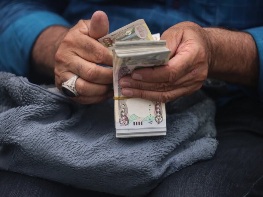Irak devalverar dinarer för att lindra kontantkrisen, vilket lämnar handlare i limbo

