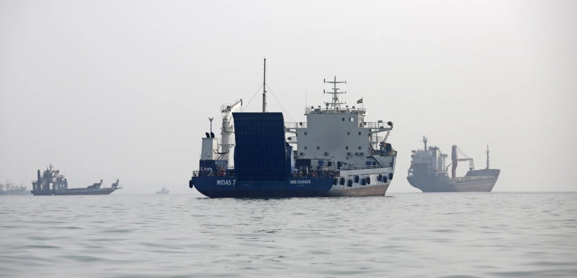 Iran säger att två tankfartyg fattas i eld efter att Iran säger att två tankfartyg fattas i eld efter att ha träffat minor i Hormuzsundet