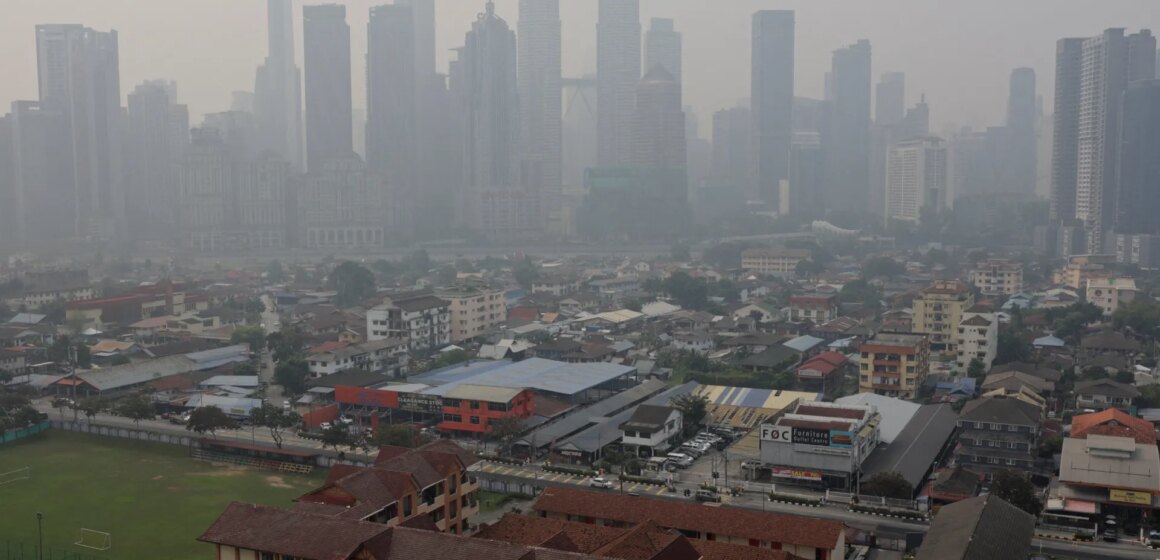 Malaysia stänger skolor eftersom dis från indonesiska bränder kväver Sydostasien

