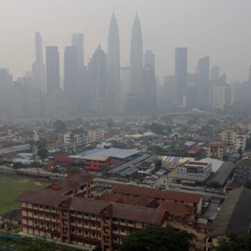 Malaysia stänger skolor eftersom dis från indonesiska bränder kväver Sydostasien

