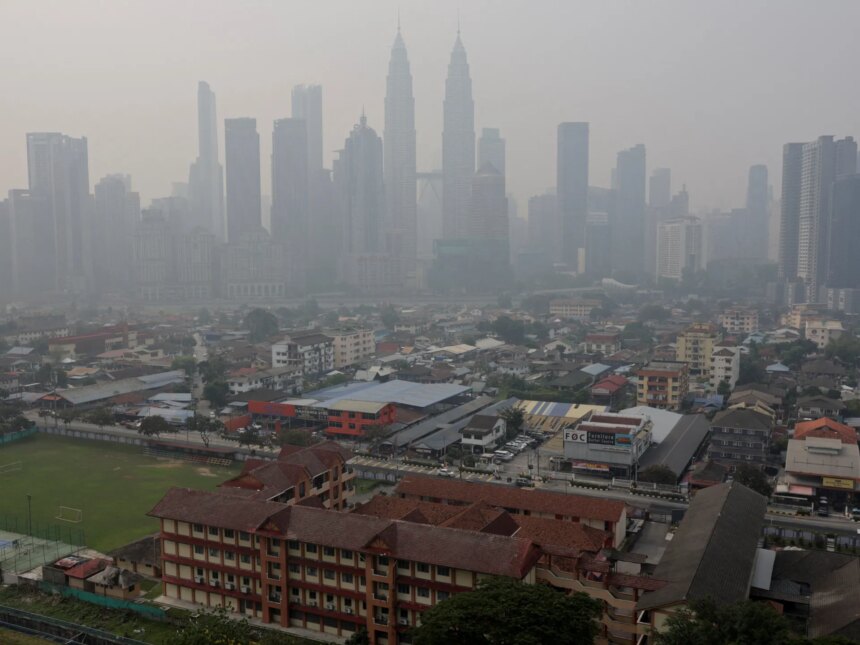Malaysia stänger skolor eftersom dis från indonesiska bränder kväver Sydostasien

