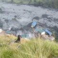 Minst fem personer saknas då översvämningar i Nepal sveper bort hus


