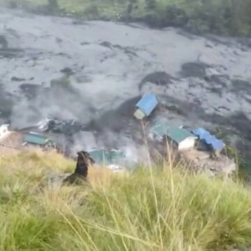 Minst fem personer saknas då översvämningar i Nepal sveper bort hus

