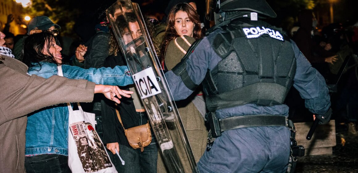 Portugisisk polis rensar bostadsprotestläger i Lissabon, arrestering 25

