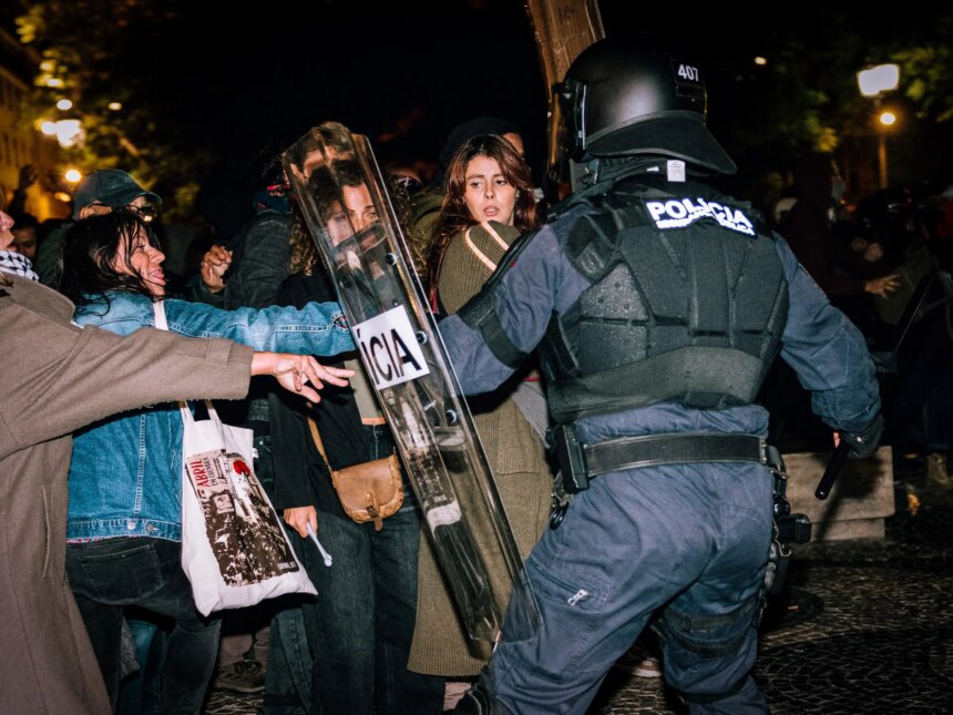 Portugisisk polis rensar bostadsprotestläger i Lissabon, arrestering 25

