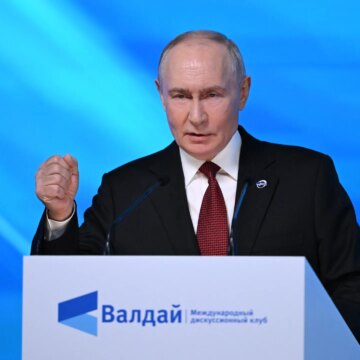 Rysslands Putin utesluter vapenvila med Ukraina under tal i Moskva

