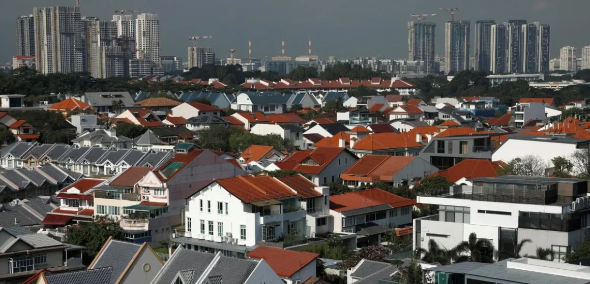 Singapore hänvisar åtta tjänstemän till polisen för fastighetsköp

