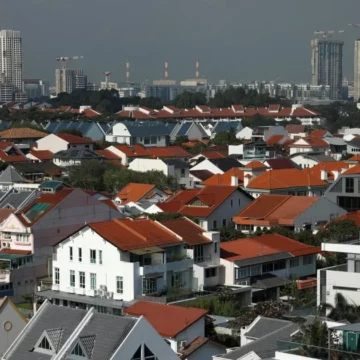 Singapore hänvisar åtta tjänstemän till polisen för fastighetsköp

