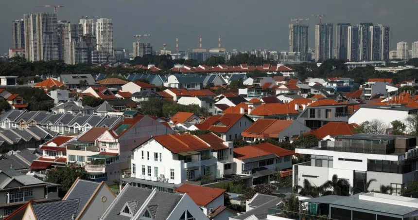 Singapore hänvisar åtta tjänstemän till polisen för fastighetsköp

