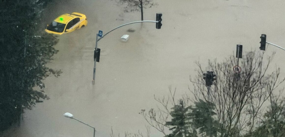 Tonåring dör när kraftigt regn översvämmar Istanbul

