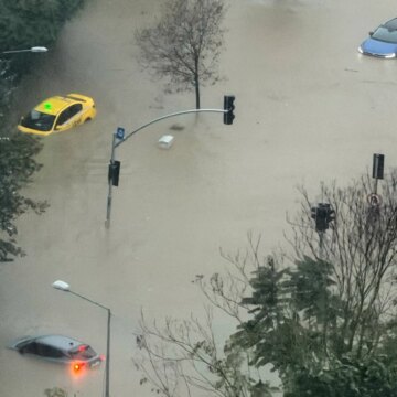 Tonåring dör när kraftigt regn översvämmar Istanbul

