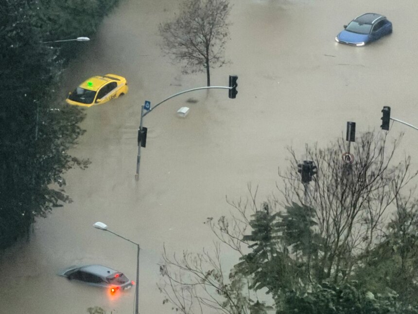 Tonåring dör när kraftigt regn översvämmar Istanbul

