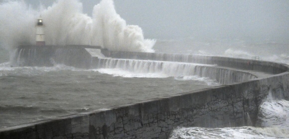 Två stormar slår mot norra Europa, strömavbrott till 150 000 hem

