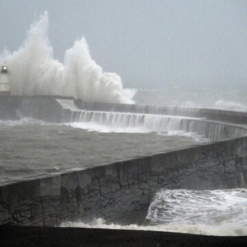 Två stormar slår mot norra Europa, strömavbrott till 150 000 Två stormar slår mot norra Europa, strömavbrott till 150 000 hem