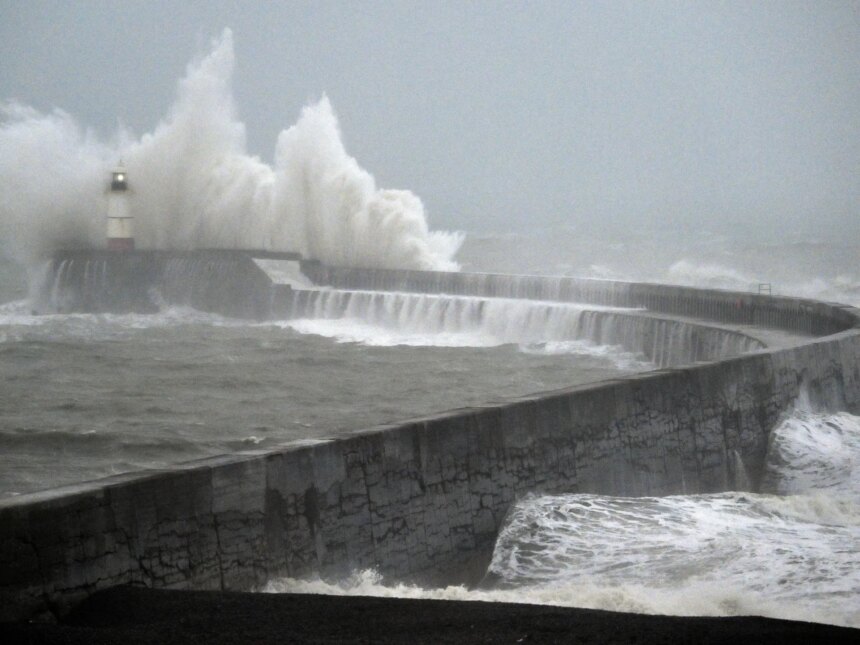 Två stormar slår mot norra Europa, strömavbrott till 150 000 hem

