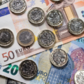 Världen är 365 biljoner dollar i skuld, och ränteräkningen stiger


